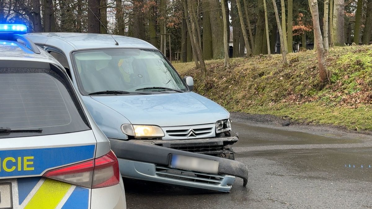 Úprk řidiče v kradeném autě před policií z Prahy zastavila až po 30 kilometrech nehoda